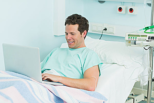 微笑,病人,笔记本电脑,躺着,病床