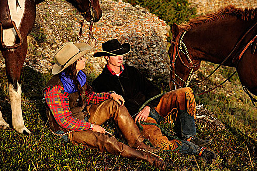 女牛仔,牛仔,坐,地面,拿着,马,缰绳,萨斯喀彻温,加拿大,北美