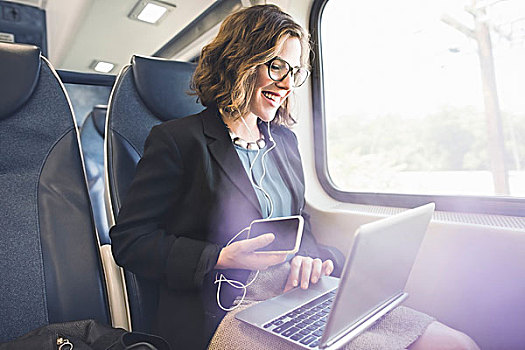 中年,女人,列车,智能手机,笔记本电脑
