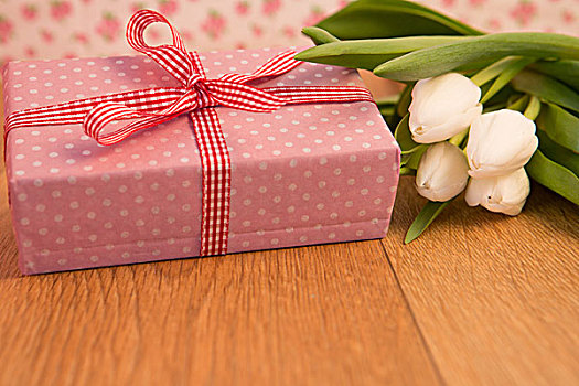 粉色,包装,礼物,束,白色,郁金香,木桌子