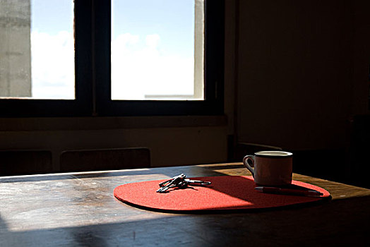 咖啡,杯子,钥匙,红色,桌子,垫,窗户,交叉,暗色,影子