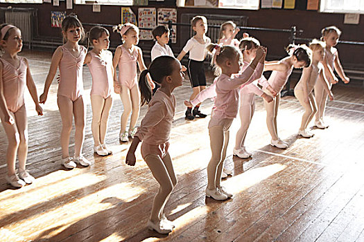 女孩,男孩,排,站立,踢踏舞,人,孩子,幼儿,3-6岁,休闲,爱好,室内,指示,准备,警觉,全身,放松,训练,练习