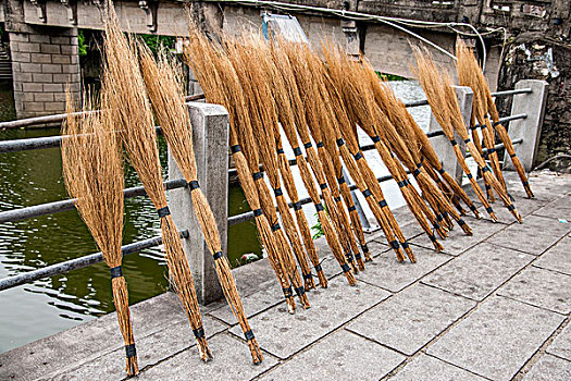 广东江门市世界文化遗产开平赤坎古镇居民贩卖的扫帚