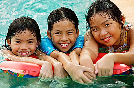 三个女孩,游泳池,看镜头