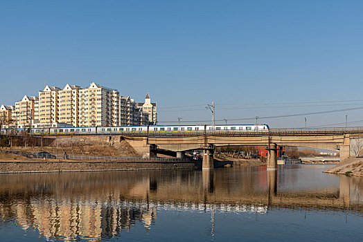 北京地铁13号线通过桥梁特写
