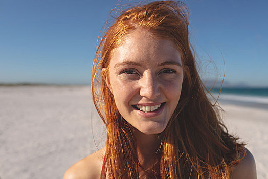 高兴,红发,女人,站立,海滩