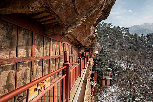 雪中麦积山