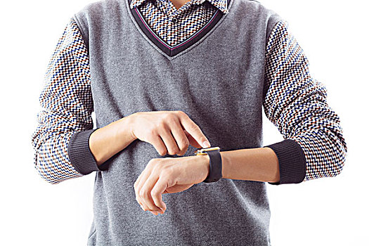 使用智能手表应用程序的人的特写用手指在白色背景