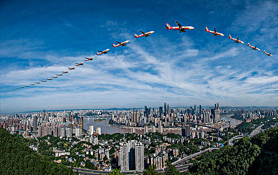 重庆航空的飞机正飞越重庆市上空