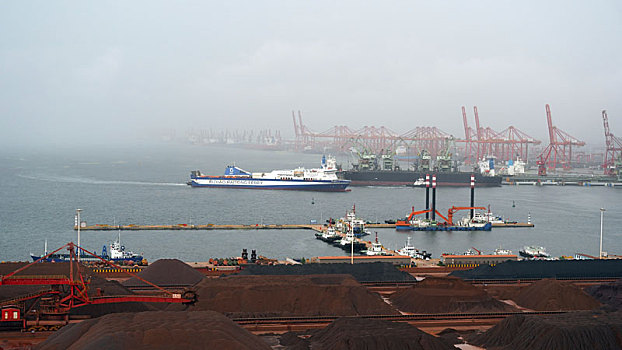山东省日照市,远洋客轮冒雨驶入港口,阴雨绵绵未能影响港口生产
