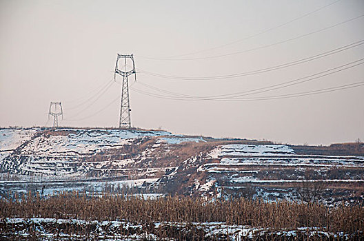 黄土高原上的电力输送网