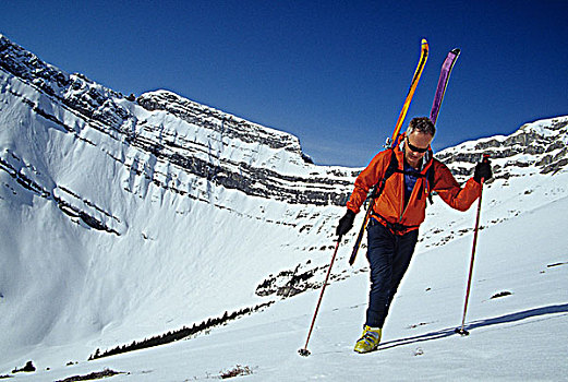 一个,男人,靴子,包装,向上,顶峰,落基山脉,艾伯塔省,加拿大