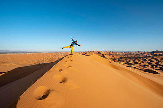 男青年,沙滩,沙丘,单腿独立,却比沙丘,梅如卡,撒哈拉沙漠,摩洛哥,非洲