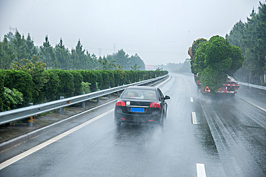 重庆至长沙在雨中g64高速公路