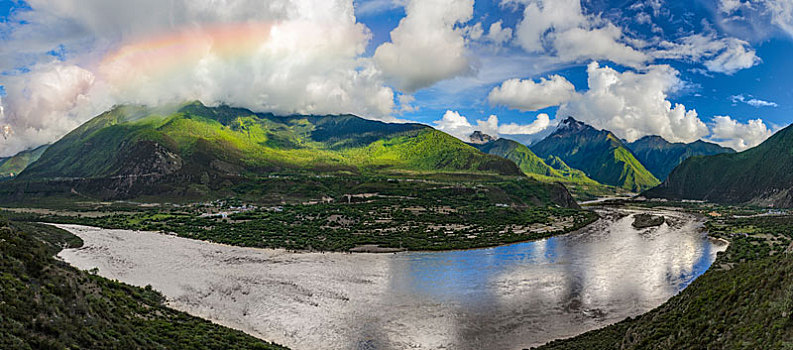 西藏林芝雅鲁藏布大峡谷彩虹