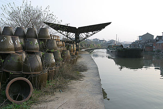 大运河宜兴段,这是多年前制作的水缸放在运河边等待运输