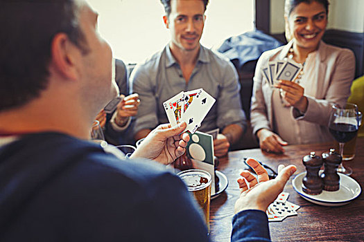 朋友,玩,纸牌,喝,啤酒,葡萄酒,桌子,酒吧