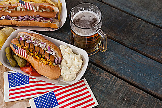 热狗,玻璃杯,啤酒,美国国旗,木桌子,上方