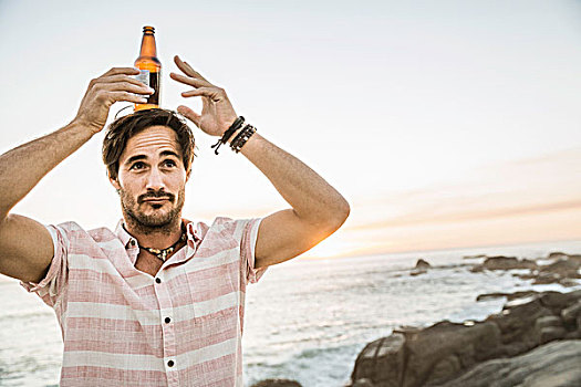 中年,男人,平衡性,啤酒瓶,顶着,海滩,开普敦,南非