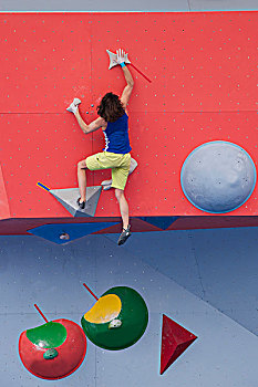 2013世界杯,中国,重庆,攀岩赛在重庆市大渡口区拉开帷幕,来自俄罗斯,法国,德国,韩国等65个国家和地区的运动员正在进行女子攀岩赛比赛