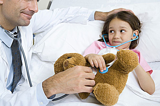 女孩,卧,病床,微笑,医生,拿着,听诊器,毛绒玩具