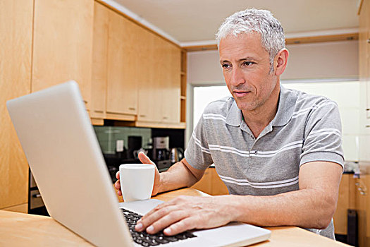 男人,笔记本电脑,喝咖啡