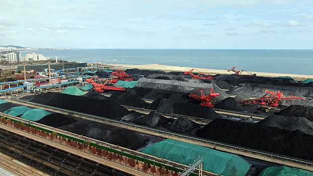 山东省日照市,2022年度全国煤炭交易会即将拉开帷幕,航拍日照港煤炭堆场尽显和谐之美