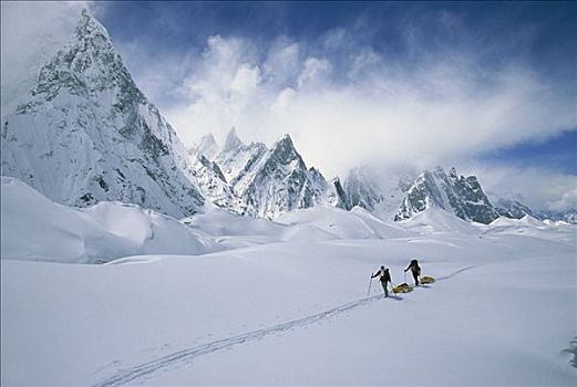 两个,滑雪者,拉拽,雪撬,麦特尔峰,喀喇昆仑山,巴基斯坦