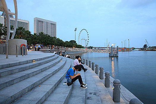 新加坡鱼尾狮公园商务区游人摩天轮