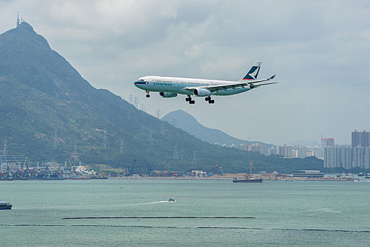 一架香港国泰航空的客机正降落在香港国际机场