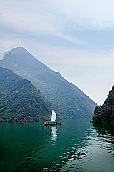 湖北巴东长江巫峡口链子溪帆船