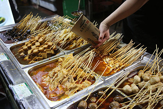 烟火城市山东日照,东夷小镇数百种美食吸引全国游客,光头强,秒变直播小哥也来凑热闹