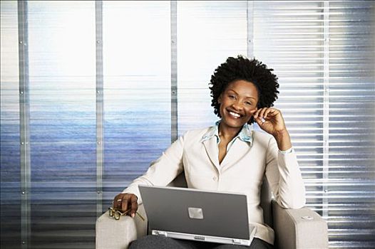 职业女性,笔记本电脑,办公室