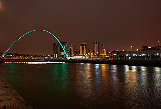 千禧桥,夜晚,泰恩河畔纽卡斯尔,英国