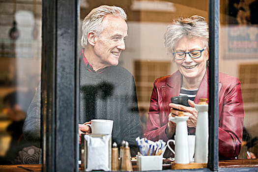 老年,夫妻,咖啡,窗边,喝咖啡,发短信,智能手机