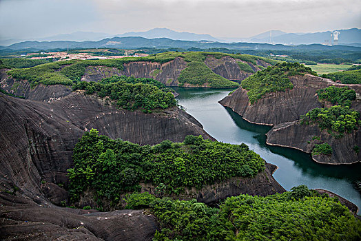 湖南郴州高椅岭丹霞地貌中的湖滨