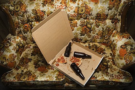 比萨饼盒,啤酒瓶,沙发