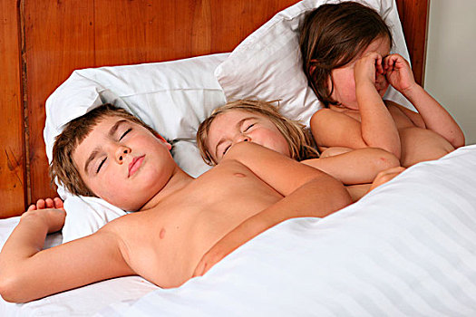 三个孩子,一个,床