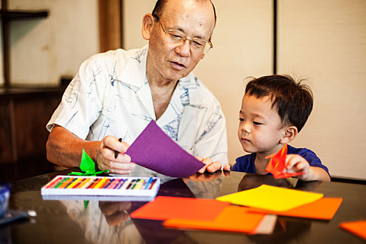 日本人,男人,小男孩,坐,桌子,制作,折纸,动物,浅色,纸