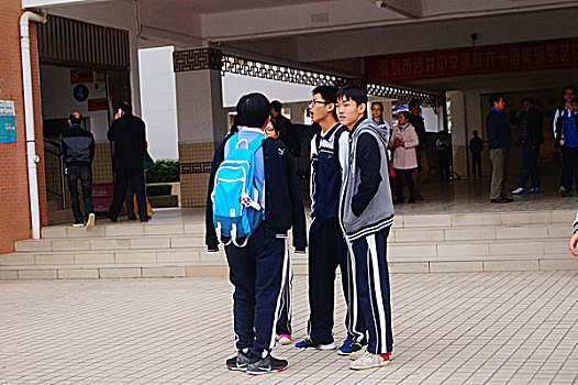 深圳高中学生在校园里