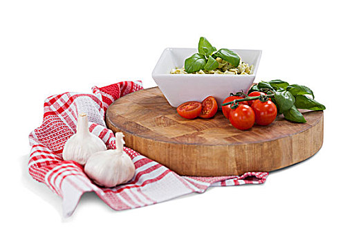 意大利细面条,意大利面,西红柿,蒜,餐巾,布,白色背景