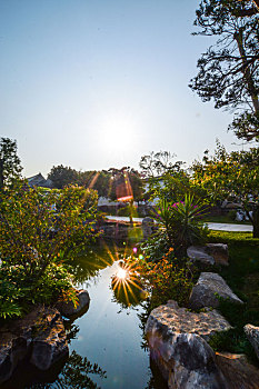 云南省红河州建水古镇朱家花园,是清末乡绅朱渭卿兄弟建造的家宅和宗祠,占地2万多平方米,其中建筑面积5000多平方米,主体建筑呈,纵四横三,布局,为建水典型的,三间六耳三间厅,一大天井附四小天井,式传统