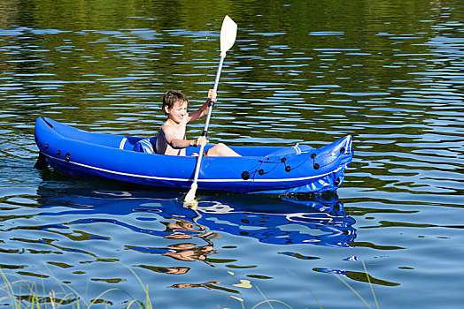 男孩,12岁,划船,橡胶,船,浴,湖,策勒,下萨克森,德国,欧洲