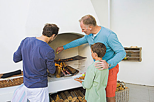 两个男人,男孩,烹调,烤串,壁炉