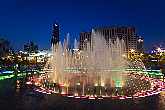 上海人民广场的喷水池夜景风光