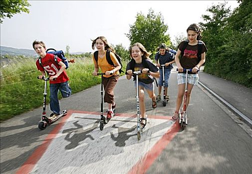 学童,男孩,女孩,骑,踢,滑板车,途中,学校,巴塞尔,瑞士,欧洲
