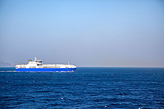 希腊雅典航行在海洋里的邮轮
