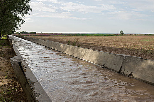 乌兹别克斯坦农田水渠