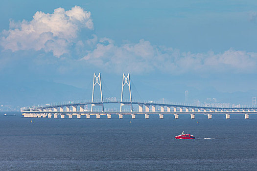 中国珠海伶仃洋上的港珠澳跨海大桥