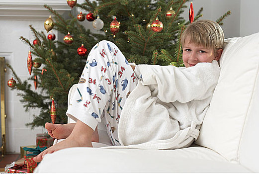 男孩,睡衣,坐,靠近,圣诞树
